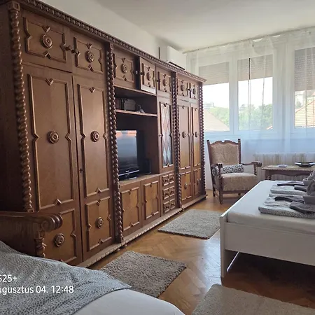 Апартаменты Margaret Retro On Buda Site Near Margaret Island With Aircon *